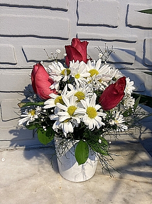 Seramikde 3 adet gül ve papatyalar